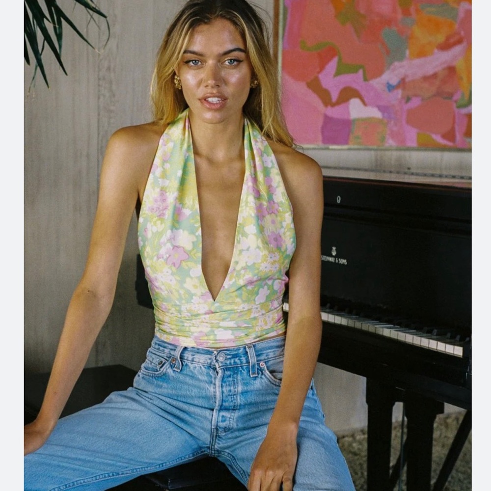 Low cut floral top! Cutest fit
